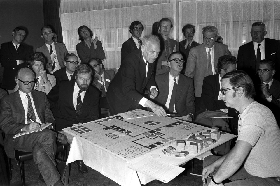 Burgemeester Samkalden bij opening planologisch simulatiespel in Esso Motor Hote, Bestanddeelnr 924-9099