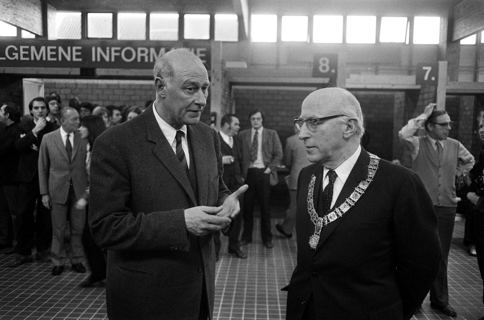 Burgemeester Samkalden en de directeur van de dienst, H.Van der Ven, Bestanddeelnr 926-8710