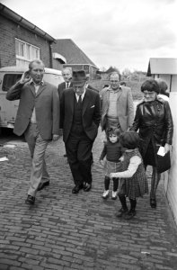 Burgemeester Samkalden bezoekt woonwagenkamp aan Osdorperweg, Amsterdam, Bestanddeelnr 923-9515