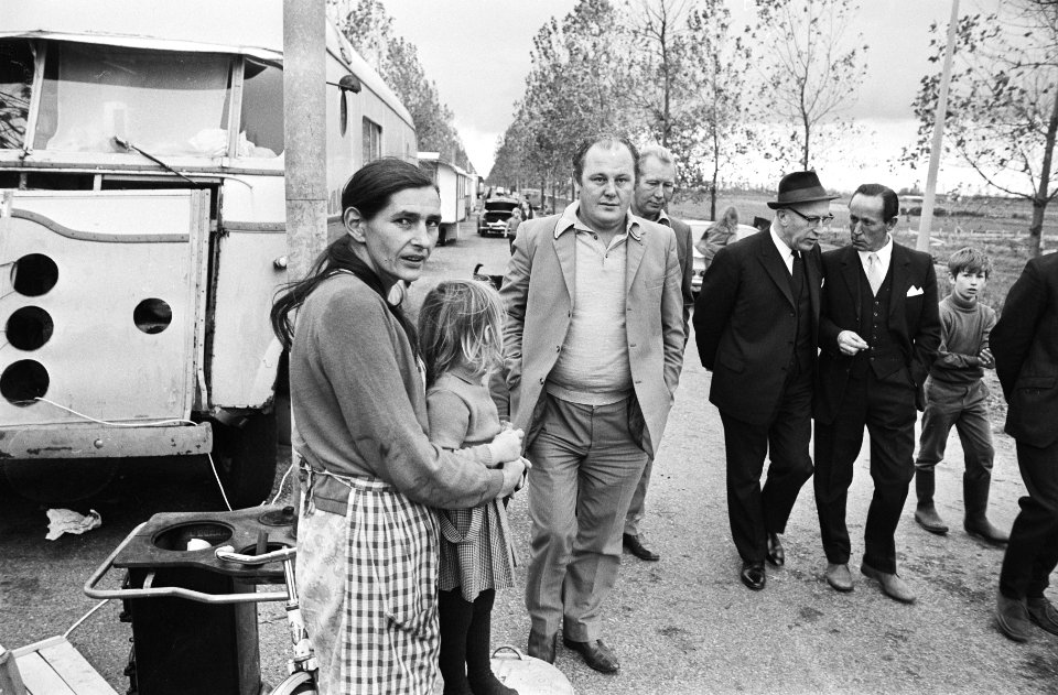 Burgemeester Samkalden bezoekt woonwagenkamp aan Osdorperweg, Amsterdam Samkald, Bestanddeelnr 923-9511