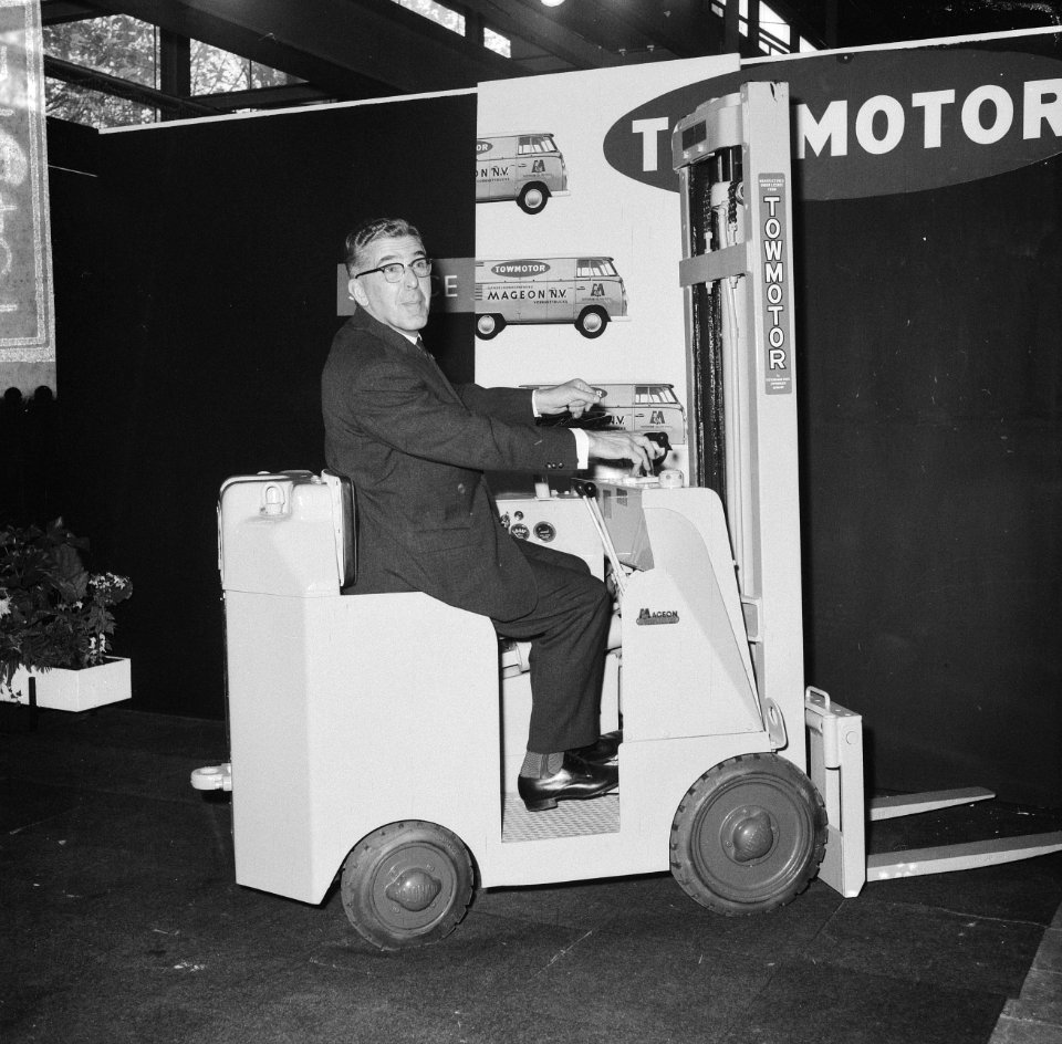 Burgemeester Thomassen op een heftruck bij het openen van de tentoonstelling, Bestanddeelnr 918-4372