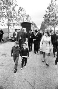 Burgemeester Samkalden bezoekt woonwagenkamp aan Osdorperweg, Amsterdam, Bestanddeelnr 923-9520