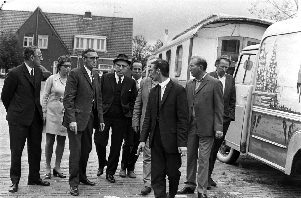 Burgemeester Samkalden bezoekt woonwagenkamp aan Osdorperweg, Amsterdam, Bestanddeelnr 923-9514