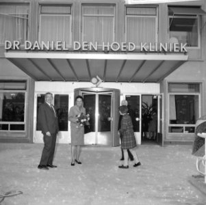 Burgemeester Thomassen met echtgenote (vermoedelijk) voor de ingang van de Danie, Bestanddeelnr 918-3541