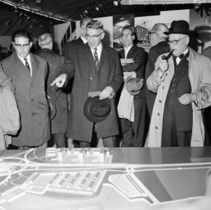 Burgemeester Thomassen bezocht de tentoonstelling Stad in Beweging. Hij wijst , Bestanddeelnr 917-7864