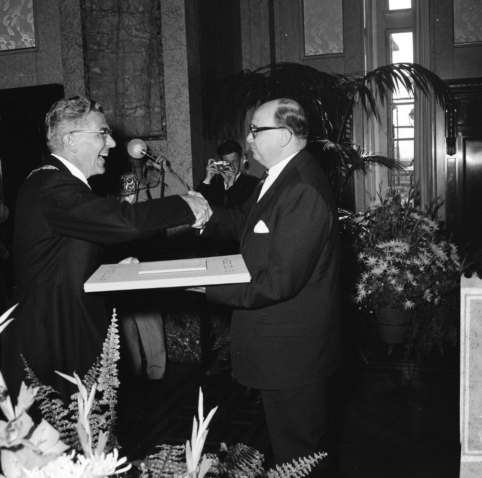 Burgemeester Thomassen overhandigt cadeau aan de heer Washburn (nam afscheid Rot, Bestanddeelnr 918-1649
