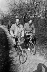 Burgemeester V.G.M. Marijnen van den Haag rijdt nieuw fietsroute aan Westzijde v, Bestanddeelnr 922-2597