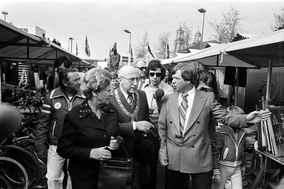 Burgemeester Samkalden opent nieuw Waterlooplein Samkalden en vrouw op de markt, Bestanddeelnr 929-1514