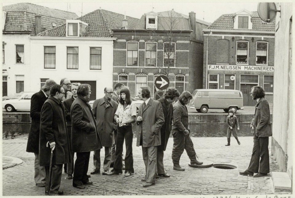 Burgemeester de Gou en wethouders bezoeken de Burgwal. NL-HlmNHA 54022423 02