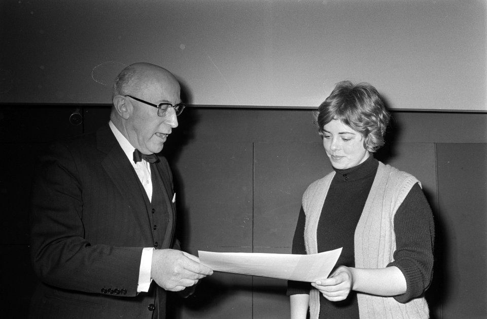 Burgemeester Samkalden (l) overhandigt Els Krieg de eerste prijs, Bestanddeelnr 924-3310