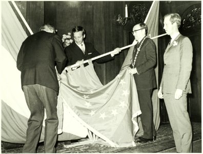 Burgemeester de Gou neemt een aan het stadsbestuur aangeboden Europavlag in ontvangst. NL-HlmNHA 5400468323