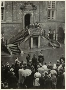 Burgemeester en Wethouders tijdens de afkondiging van de wijziging van art. 192 van de Grondwet, op het bordes van het Stadhuis., NL-HlmNHA 54004758