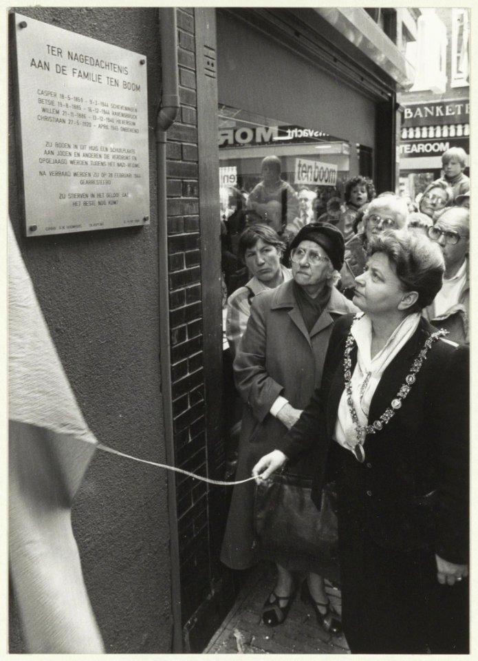 Burgemeester E. Schmitz onthult de plaquette bij het Corrie ten Boomhuis, Barteljorisstraat 16. NL-HlmNHA 54023688