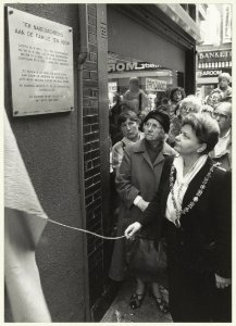 Burgemeester E. Schmitz onthult de plaquette bij het Corrie ten Boomhuis, Barteljorisstraat 16. NL-HlmNHA 54023688