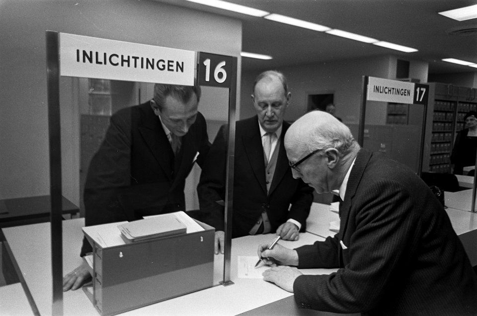 Burgemeester Samkalden opent het nieuwe kantoor Burgerlijke Stand aan de Herengr, Bestanddeelnr 921-1833