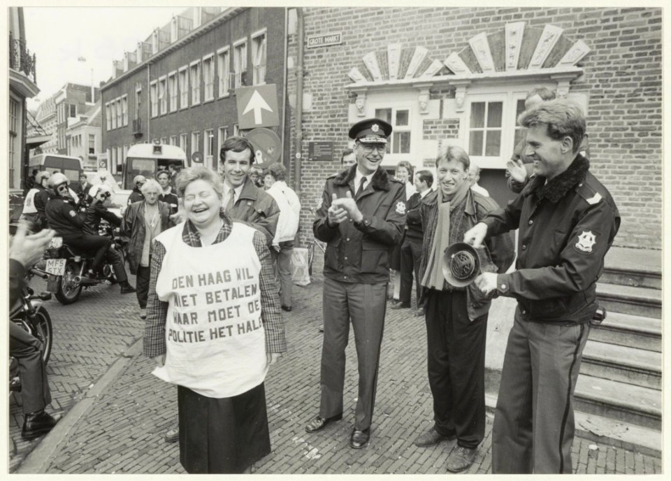 Burgemeester E. Schmitz tijdens een politie demonstratie, NL-HlmNHA 54023614