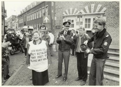 Burgemeester E. Schmitz tijdens een politie demonstratie, NL-HlmNHA 54023614