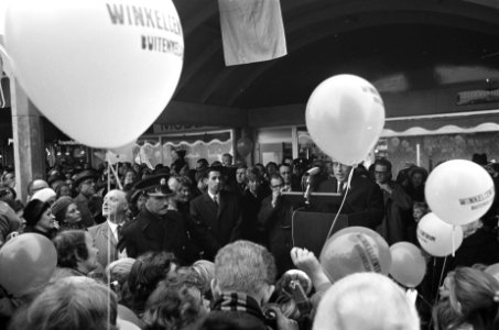 Burgemeester Samkalden opent winkelcentrum Gelderlandplein in Buiten Veldert, Bestanddeelnr 921-9020