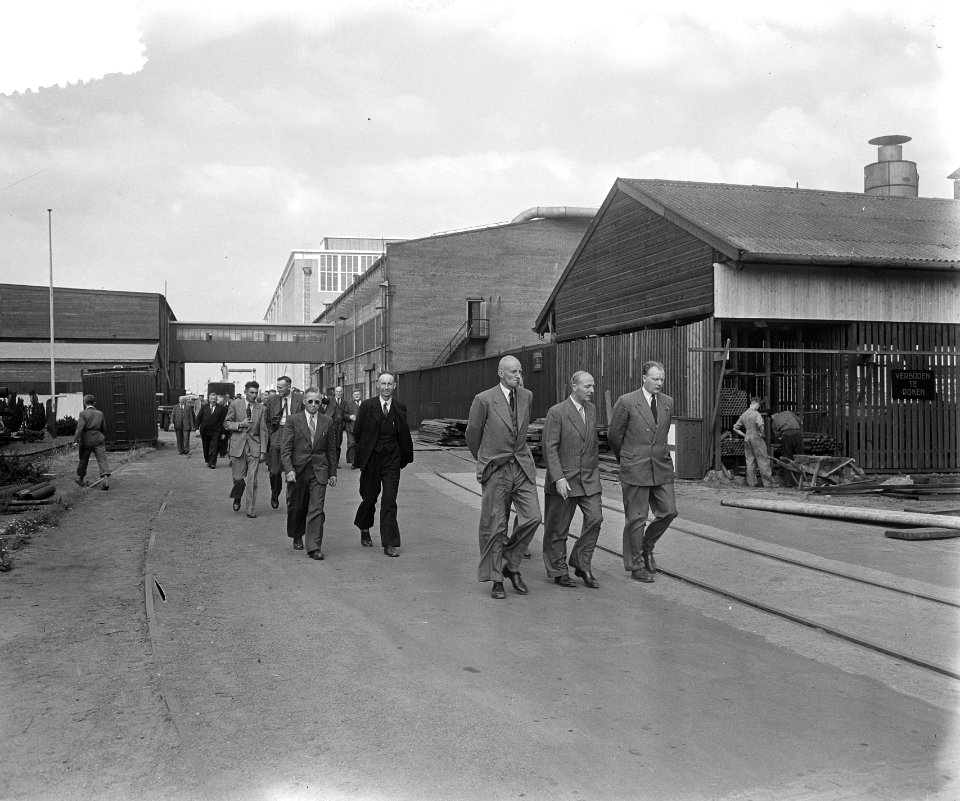 Burgemeester en gemeenteraden van Friesland bij NDSM excursie, Bestanddeelnr 905-8934