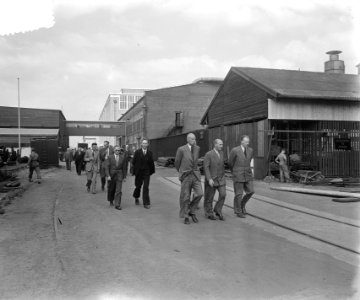 Burgemeester en gemeenteraden van Friesland bij NDSM excursie, Bestanddeelnr 905-8934