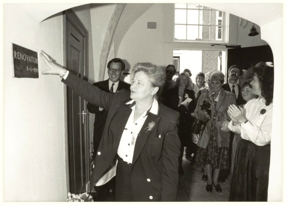 Burgemeester E.M.A. Schmitz heropent het Remonstrants hofje Isabella van Leeuwarden na de restauratie. NL-HlmNHA 54031405