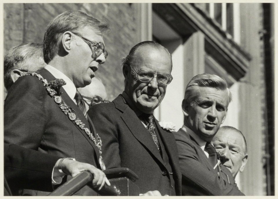 Burgemeester Reehorst, Prins Bernhard, de heer Oud van H.F.C. en A.Sandtke op het bordes van het stadhuis