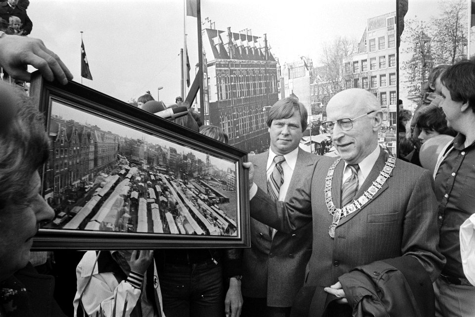 Burgemeester Samkalden opent nieuw Waterlooplein Samkalden krijgt schilderij va, Bestanddeelnr 929-1513