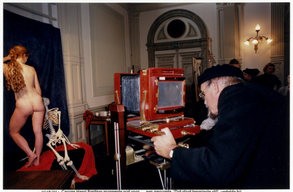 Burgemeester Pop fotografeert een naaktmodel in de gehoorzaal van het Teylers Museum