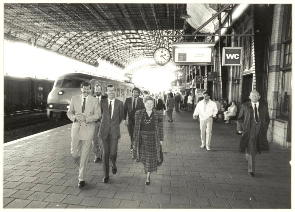 Burgemeester Schmitz met functionarissen van de NS op het perron van station Haarlem i.v.m. restauratie van de stationskap. NL-HlmNHA 54023477