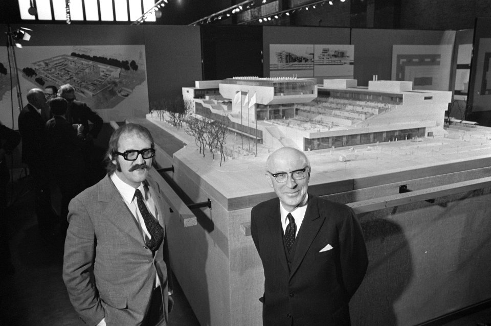 Burgemeester Samkalden (r) en architect Wilhelm Holzbauer voor diens maquette i…, Bestanddeelnr 925-5959