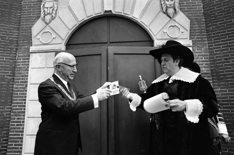 Burgemeester Samkalden (links) met 'burgervaer' Kapelle, Bestanddeelnr 927-9284