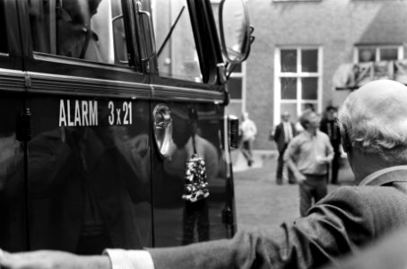 Burgemeester Samkalden 'onthult' het nieuwe alarmnummer 3 x 21, Bestanddeelnr 927-9775