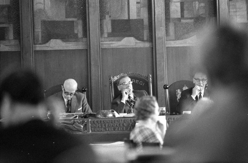 Burgemeester Van Hall in gemeenteraad, links Loco Burgemeester Koets tijdens raa, Bestanddeelnr 920-3264