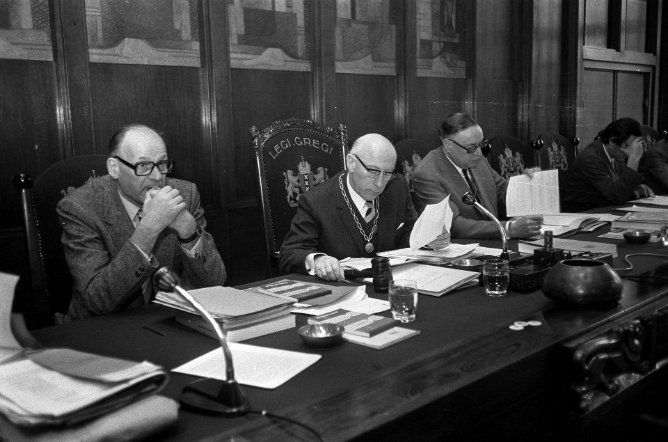 Burgemeester Samkalden, geflankeerd door twee wethouders, Bestanddeelnr 926-8284
