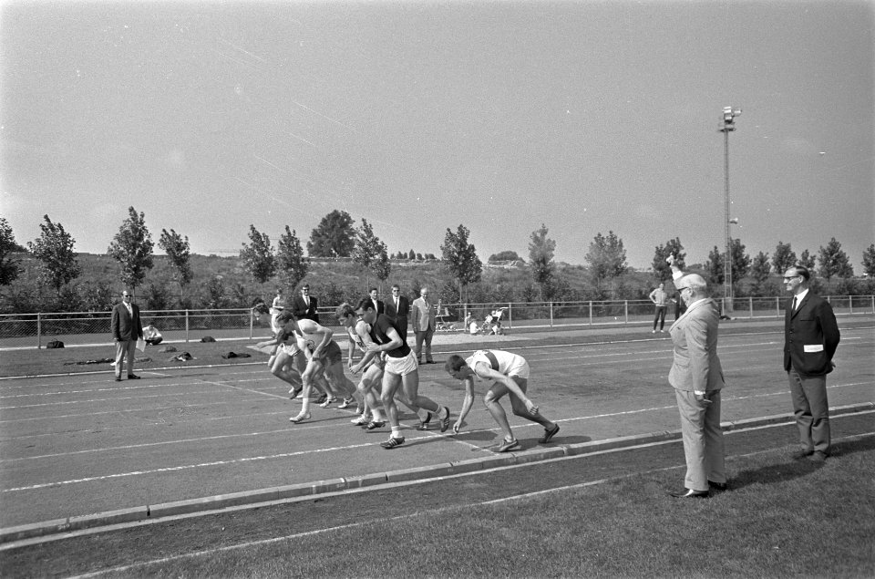 Burgemeester Samkalden opent het sportpark met een startschot, Bestanddeelnr 921-6208