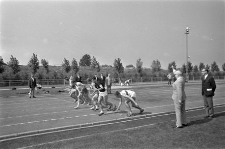 Burgemeester Samkalden opent het sportpark met een startschot, Bestanddeelnr 921-6208