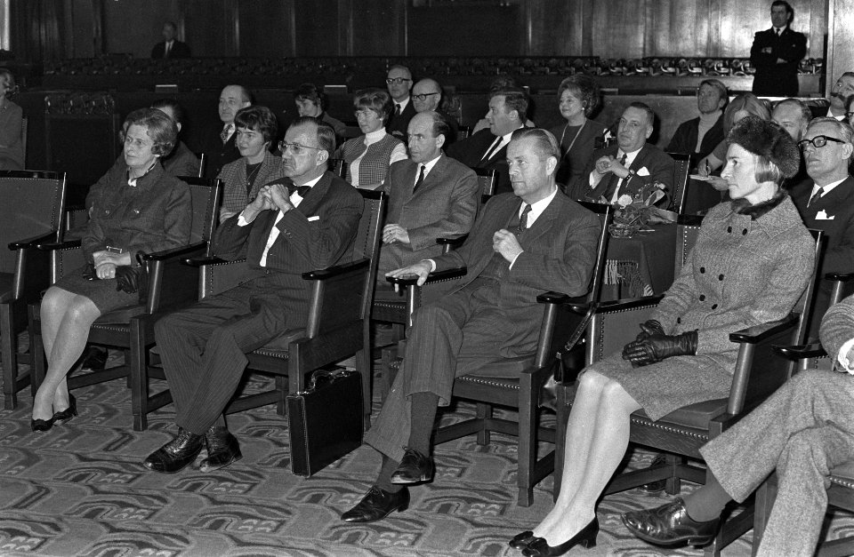 Burgemeester Samkalden (rechts) reikt Gulden Letter uit aan Henry Knap burgeme, Bestanddeelnr 921-8965
