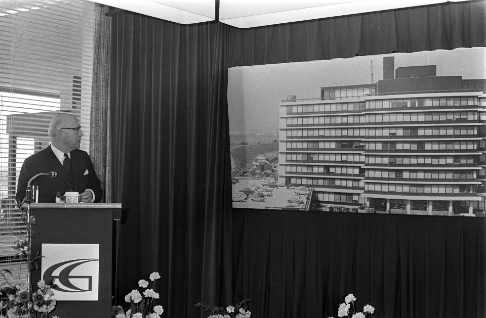 Burgemeester Samkalden opent Geveke en Groenpol huis aan Katelweg Amsterdam, Bestanddeelnr 922-3932
