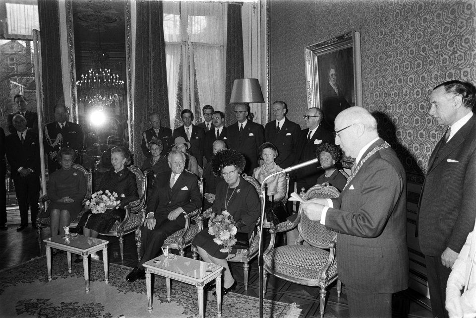 Burgemeester Samkalden aan het woord, op de eerste rij zittend v.r.n.l. koningi…, Bestanddeelnr 924-4521