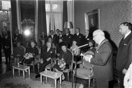 Burgemeester Samkalden aan het woord, op de eerste rij zittend v.r.n.l. koningi…, Bestanddeelnr 924-4521