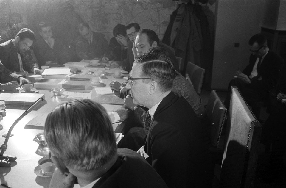 Burgemeester Van Hall houdt persconferentie over IJ-tunnelbouw in het stadhuis, , Bestanddeelnr 911-9705
