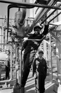 Burgemeester Samkalden bezoekt Mobil Oil . Medewerkers Mobil Oil aan het werk, Bestanddeelnr 921-1948