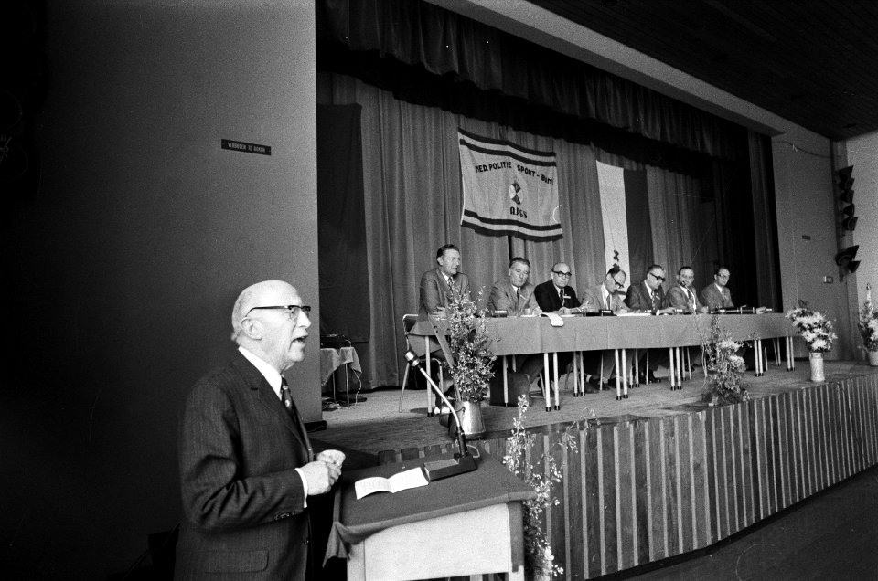 Burgemeester Samkalden opent congres politiesportbond in Amsterdam Samkalden ti, Bestanddeelnr 927-8614