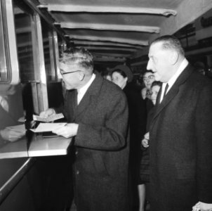 Burgemeester Thomassen van Rotterdam kocht eerste ICEM-postzegel op postkantoor , Bestanddeelnr 918-7613