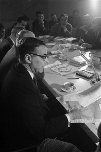 Burgemeester Van Hall houdt persconferentie over IJ-tunnelbouw in het stadhuis, Bestanddeelnr 911-9704