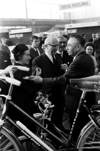 Burgemeester Samkalden opende tweewielertentoonstelling in de RAI, Bestanddeelnr 921-1125