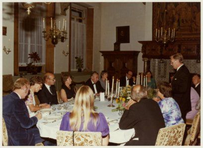 Burgemeester Reehorst houdt een toespraak tijdens een diner op het stadhuis. NL-HlmNHA 54014096