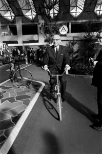 Burgemeester Samkalden opende tweewielertentoonstelling in de RAI. Hier op een v, Bestanddeelnr 921-1121