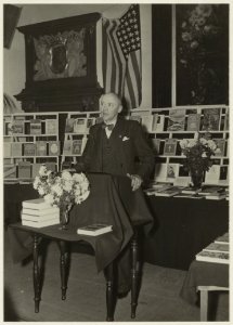 Burgemeester Reinalda opent de tentoonstelling van het Amerkaanse en Engelse boek in de stadhuisbibliotheek. NL-HlmNHA 54004783