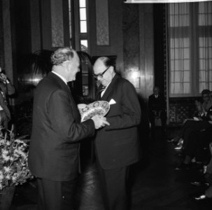 Burgemeester Thomassen overhandigt cadeau aan de heer Washburn (nam afscheid Rot, Bestanddeelnr 918-1650